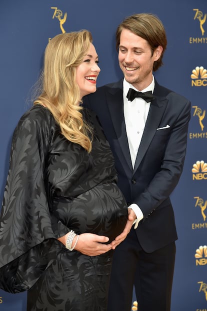 Yvonne Strahovski (nominada por El Cuento de la Criada) mostrando su embarazo junto a su pareja, Tim Loden.