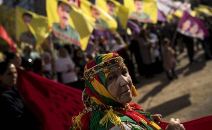 Una mujer kurda en una protesta para exigir la libertad del líder del PKK, Abdullah Ocalan, en Bruselas.