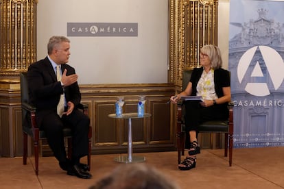 El presidente de Colombia, Iván Duque, entrevistado por la presidenta de la Agencia Efe, Gabriela Cañas, en Casa de América este viernes en Madrid.