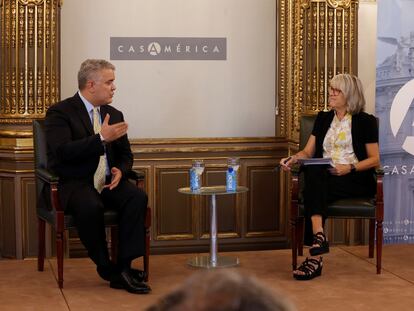 El presidente de Colombia, Iván Duque, entrevistado por la presidenta de la Agencia Efe, Gabriela Cañas, en Casa de América este viernes en Madrid.