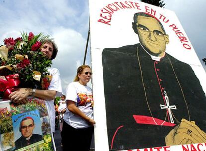 Un grupo de fieles conmemora en San Salvador, el 25º aniversario del asesinato de Óscar Arnulfo Romero, en esta foto de archivo