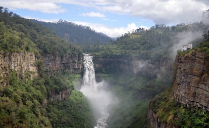 Salto de Tequendama, en Cundinamarca (Colombia). A la derecha, sobre el precipicio, el hotel El Salto.