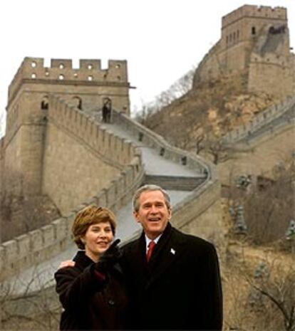 George W. Bush y su esposa Laura, frente a la muralla china, ante de partir de regreso a EE UU.