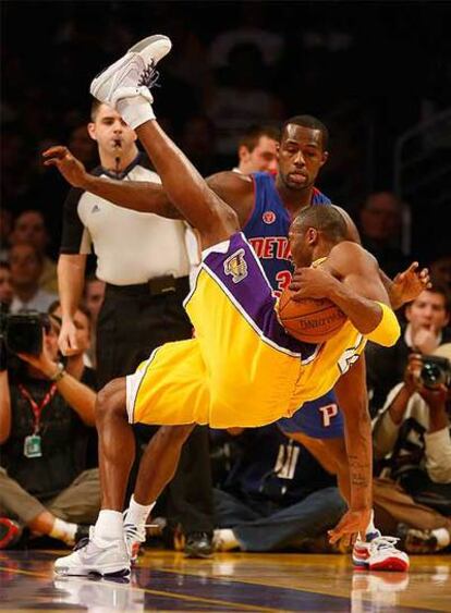 Kobe Bryant se desequilibra ante Stuckey después de capturar un rebote.