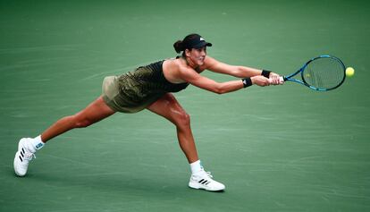 Muguruza devuelve de revésn ante Vekic.