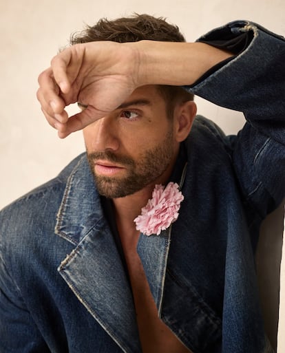 Pablo Alborán, retratado para ICON, viste abrigo de tela vaquera con flor de tela PRADA.