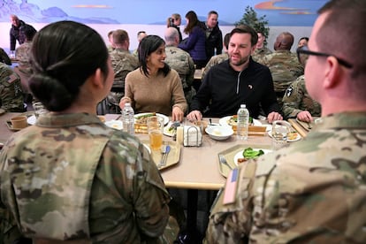 J. D. Vance, vicepresidente de Estados Unidos, y su esposa, Usha Vance, este viernes a la base estadounidense de Pituffik, en Groenlandia, territorio autónomo de Dinamarca.