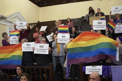 Protesta contra Vox, que ha pedido retirar la bandera LGTBI y critica un dibujo de una vagina en el centro joven de Tetuán.