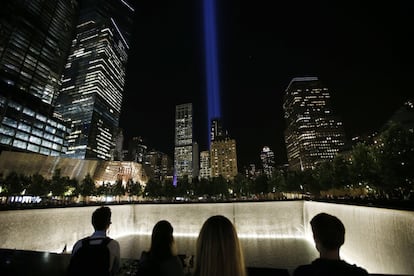 Los neoyorquinos recordaron a las víctimas en una emotiva ceremonia en la que se volvieron a escuchar los nombres de los fallecidos. En la imagen, el Tributo de la Luz ilumina el cielo de Nueva York (Estados Unidos).