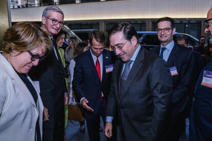 El ministro de Exteriores español, José Manuel Albares, junto al presidente de Prisa, Joseph Oughourlian, y el de la Cámara de Comercio España-Estados Unidos, Alan D. Solomont, a la llegada al Foro Global Económico entre Estados Unidos, Latinoamérica y España.