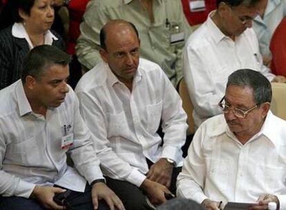 Los destituidos Felipe Pérez Roque (izquierda) y Carlos Lage Dávila (centro) tras un discurso de Raúl Castro en diciembre de 2007.