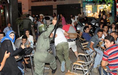 Un policía marroquí dispersa a varios manifestantes en el centro de Rabat.