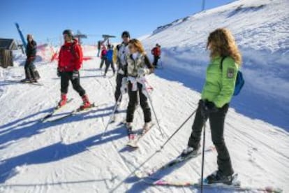 Esquiadores en Alto Campoo, en Cantabria.