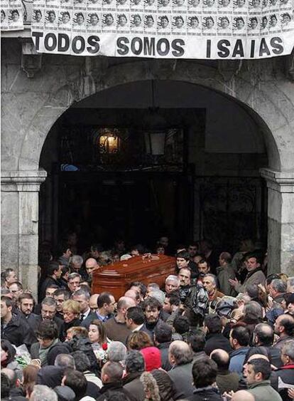 Compañeros de Isaías Carrasco transportan su féretro tras su funeral en Mondragón.