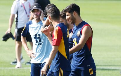 Luis Enrique charla con algunos jugadores durante un entrenamiento de la selección.