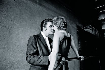 La famosa foto de ‘El beso’, culminación del coqueteo entre Elvis y su admiradora Barbara Gray.