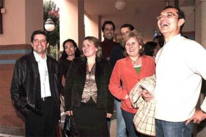 Los ex concejales socialistas de Gibraleón aparecen sonrientes antes de comunicar su abandono del PSOE.