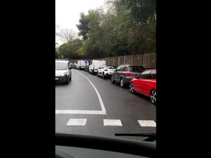 Vídeo | 15 coches mal aparcados obligan a un autobús a circular en dirección contraria en Barcelona