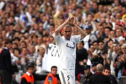 Zidane se despide desde el césped del Bernabéu después de terminar el partido con el Villarreal.