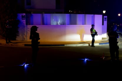 Agentes de la Policía Nacional del grupo de la Unidad de Prevención y Reacción (UPR), durante una intervención en Marbella, Málaga, el 16 de mayo. 