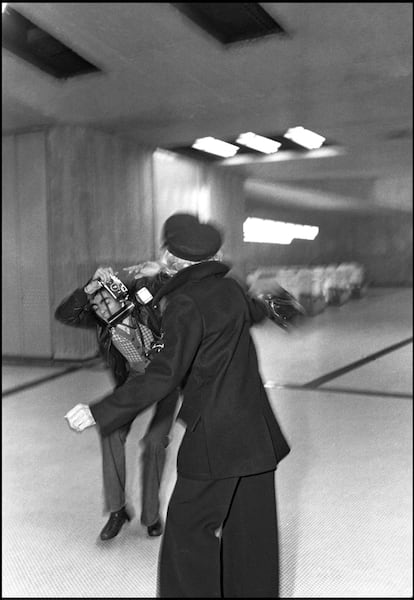 Marlène Dietrich agride um fotógrafo no aeroporto de Orly [Francis Apesteguy], Paris, 1975