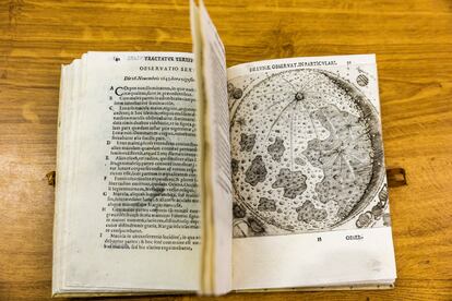 A la izquierda, notas explicativas de uno de los grabados, junto con un mapa de la Luna.