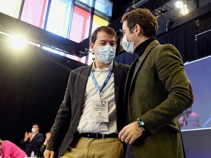 Alfonso Fernández Mañueco (izquierda) junto con el  secretario general del PP, Teodoro García Egea, en el Palacio de Congresos de León este sábado.