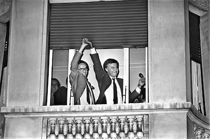 Alfonso Guerra levanta la mano de Felipe González, en una ventana del hotel Palace de Madrid, en una de las imágenes más icónicas del tándem socialista. EL PAÍS reuniría, 25 años más tarde, a los protagonistas en la misma suite, la 223.