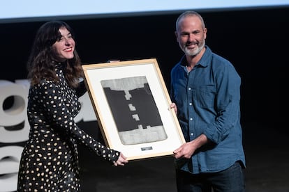 Lucía Lijtmaer, escritora y miembro del jurado de los Ortega, entrega al periodista Xavier Aldekoa el premio a la mejor cobertura multimedia por la serie 'Río Congo. Un viaje desde las fuentes a la desembocadura por el gran río de África', que publicó en 'La Vanguardia'.