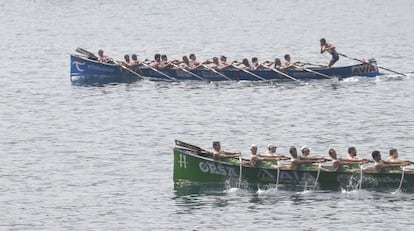 La embarcación de Urdaibai aventaja a la de Hondarribia durante la disputa de la bandera de La Concha.