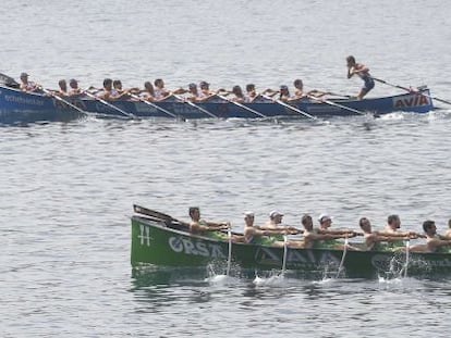 La embarcación de Urdaibai aventaja a la de Hondarribia durante la disputa de la bandera de La Concha.