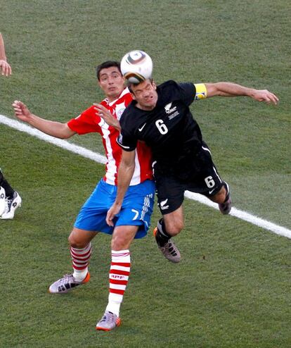 Oscar Cardozo contermpla cómo Ryan Nelsen despeja el balón de cabeza durante el Paraguay-Nueva Zelanda.