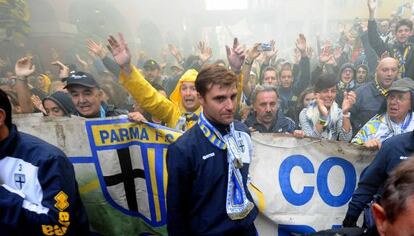 Luigi Apolloni, técnico del nuevo Parma, ovacionado por los hinchas