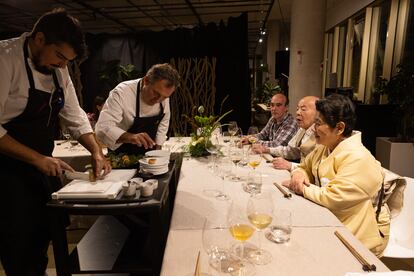 El cocinero Albert Raurich, del restaurante Dos Palillos de Barcelona, sirvió un extraordinario menú al matrimonio Ishida durante su estancia en San Sebastián.