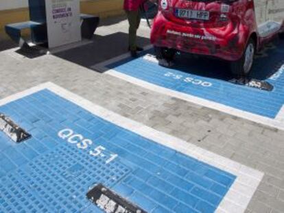 Recarga de un coche eléctrico en Málaga.