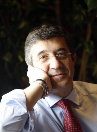 El <i>lehendakari</i> Patxi López, durante la entrevista en las dependencias de la Bolsa de Bilbao.