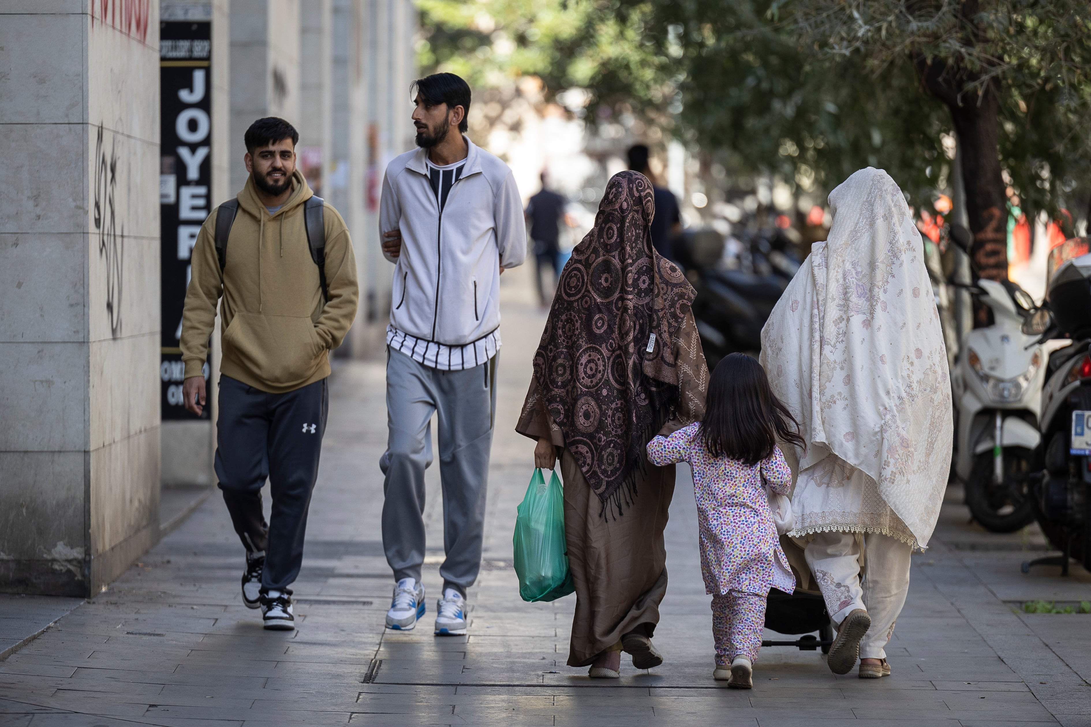 El Gobierno ultima la reforma que facilitará la residencia y el permiso de trabajo a decenas de miles de extranjeros