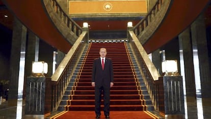 Recep Tayyip Erdogan, presidente turco, posa en su palacio.