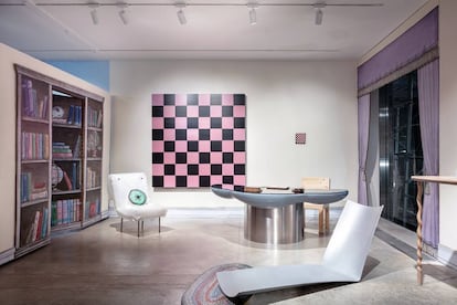 El salón de Felix Burrichter está decorado al detalle. Con una silla de Campana Brothers (a la izquierda), la mesa Cloud Form Desk, de Wendell Castle y un lounge (a la derecha), de Leon Ransmeier. El cuadro del fondo es de Sarah Ortmeyer. |