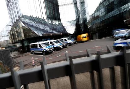 Imagen de vehículos policiales a la entrada de las oficinas del Deutsche Bank en Fráncfort el jueves.
