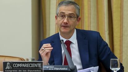 El gobernador del Banco de España, Pablo Hernández de Cos, durante su comparecencia en el Congreso, el 23 de febrero.