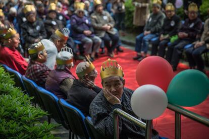 Unos ancianos durante la celebracion. Estudios de la ONU estiman que para el año 2050 cas eli 30% de toda la población china será mayor de 60 años.
