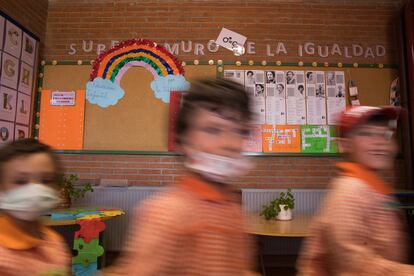 Alumnos en los pasillos del 'Alberto', el pasado 11 de mayo. 