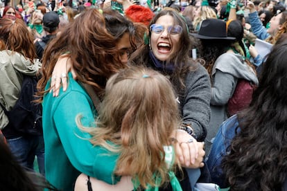 Una escena de la celebración de colectivos feministas frente a la Corte Constitucional en Bogotá, este lunes.
