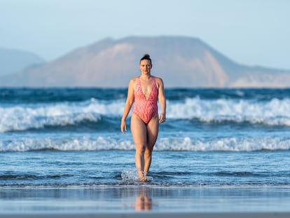 La nadadora húngara en la playa de Famara, en Lanzarote.