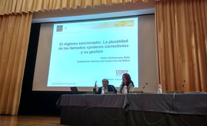 Mar España, directora de la Agencia Española de Protección de Datos, junto a Pedro Colmenares, subdirector de Inspección, durante la edición del curso 2018 de la UIMP.