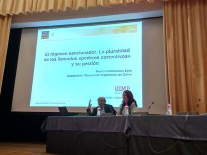 Mar España, directora de la Agencia Española de Protección de Datos, junto a Pedro Colmenares, subdirector de Inspección, durante la edición del curso 2018 de la UIMP.