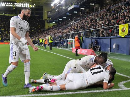 Ceballos, sepultado por sus compañeros después de marcar el gol de la victoria contra el Villarreal.