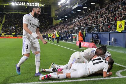 Ceballos, sepultado por sus compañeros después de marcar el gol de la victoria contra el Villarreal.