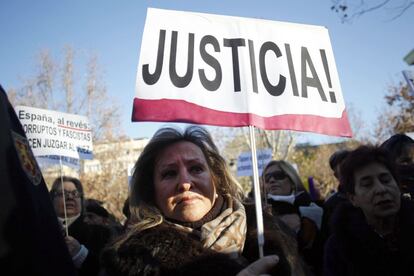 Unas 200 personas se han concentrado esta mañana en apoyo de Garzón, ante el Tribunal Supremo. Reclamaban justicia para el juez suspendido. El tribunal pide 17 años de inhabilitación, lo que que supondrá su expulsión irreversible de la carrera judicial si es condenado.